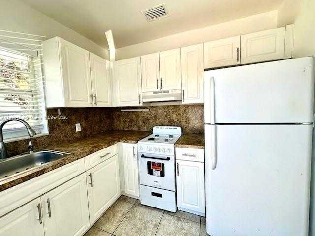 Small Image of 2101 BAY DR #2, Miami Beach Number 15