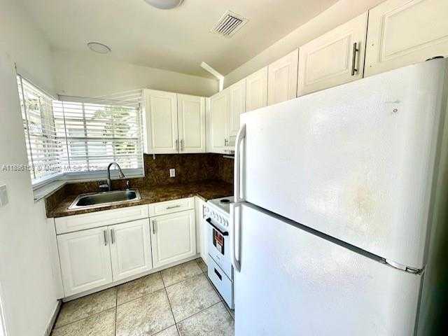 Small Image of 2101 BAY DR #2, Miami Beach Number 16