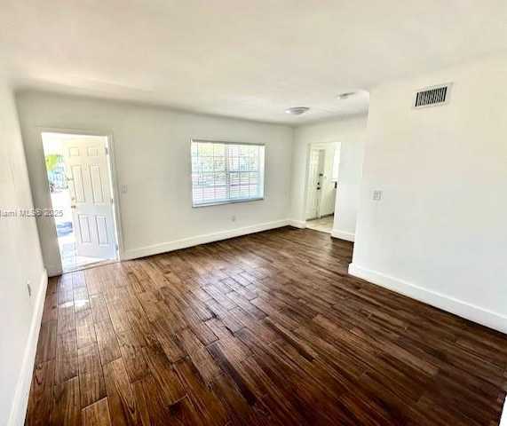 Small Image of 2101 BAY DR #2, Miami Beach Number 3