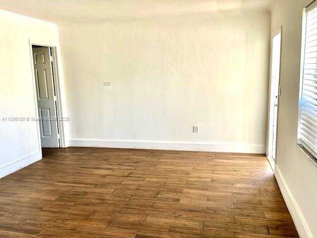 Small Image of 2101 BAY DR #2, Miami Beach Number 4