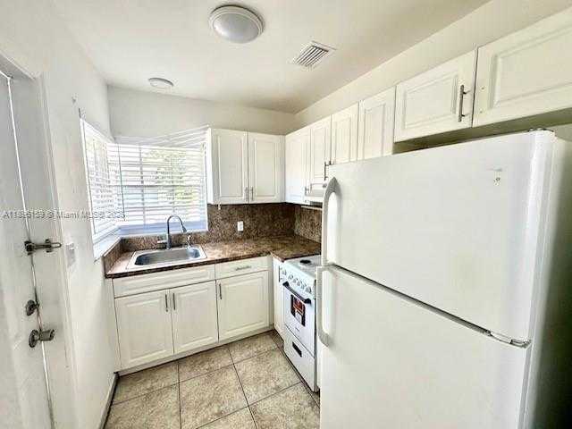 Small Image of 2101 BAY DR #2, Miami Beach Number 5