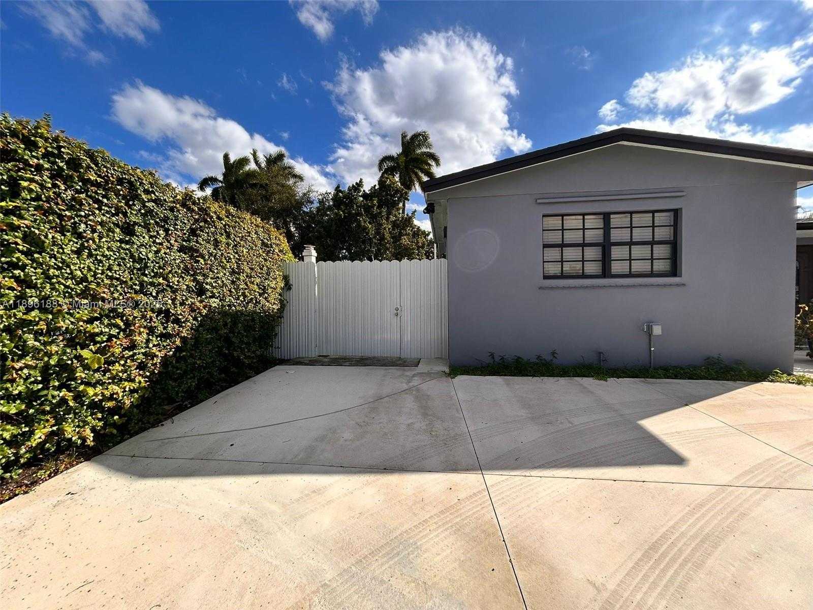 Small Image of 1328 WEST 82ND ST #1328, Hialeah Number 5