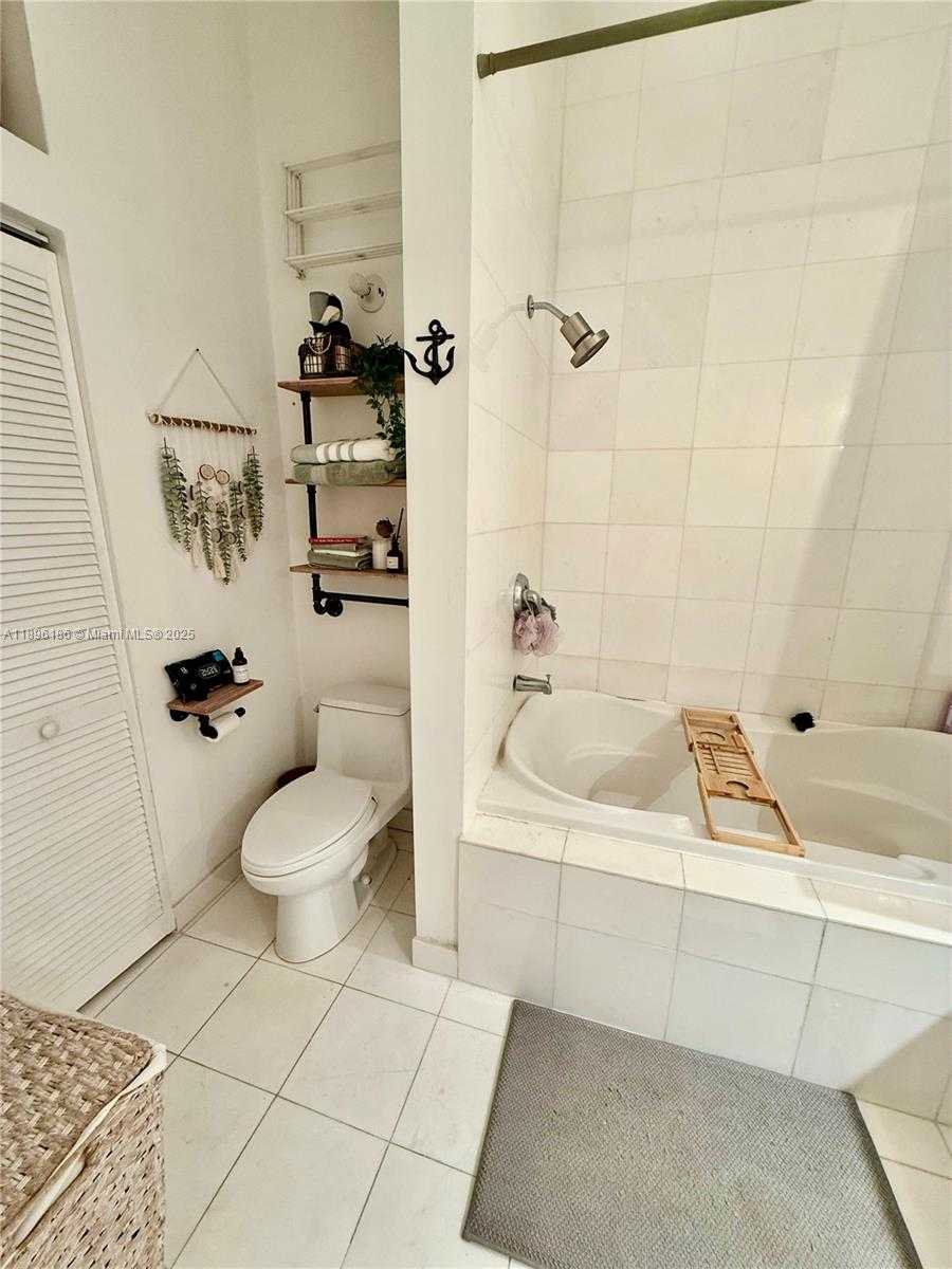 Small Image of 2001 MERIDIAN AVE #417, Miami Beach Number 17