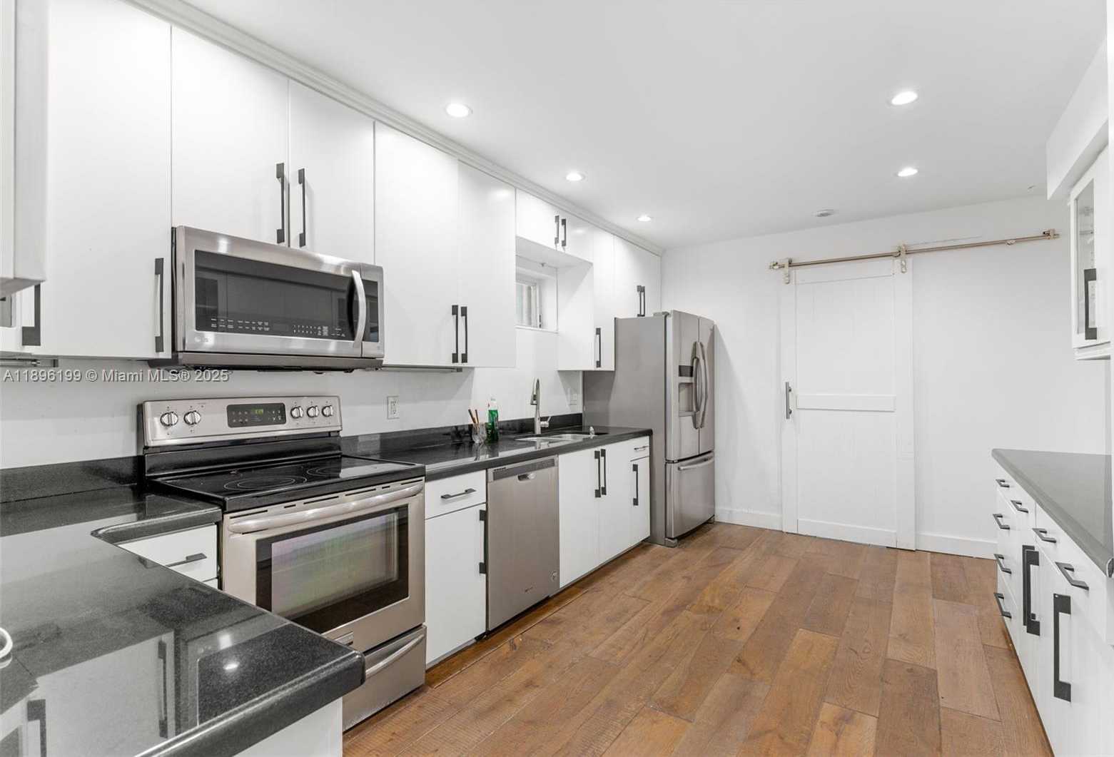Small Image of 8220 HAWTHORNE AVE, Miami Beach Number 17