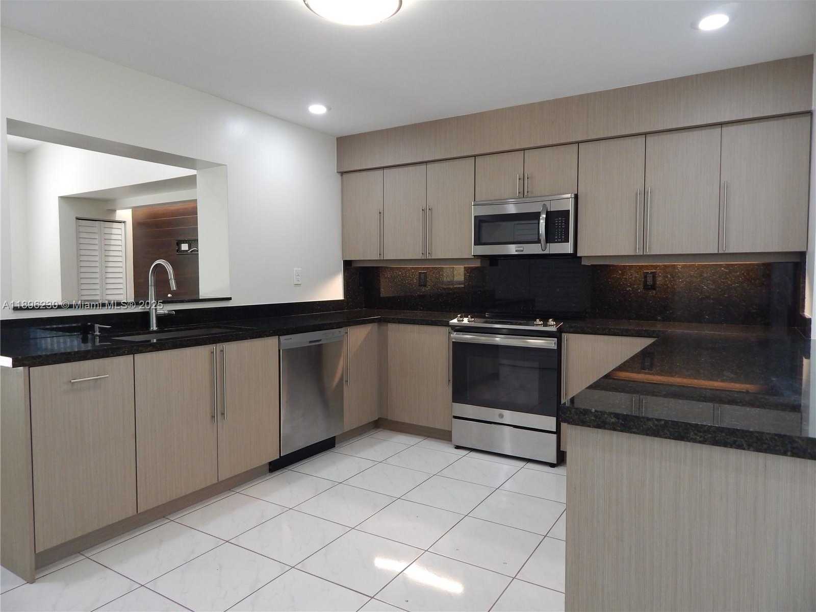 Small Image of 11530 SOUTH WEST 92ND ST, Miami Number 13