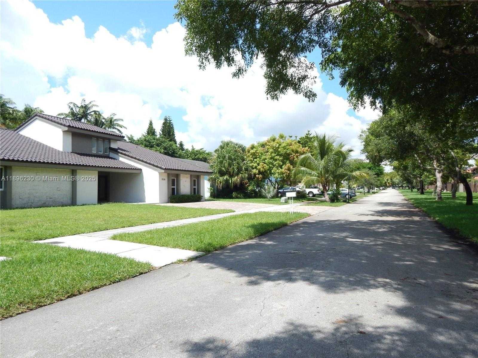 Small Image of 11530 SOUTH WEST 92ND ST, Miami Number 3