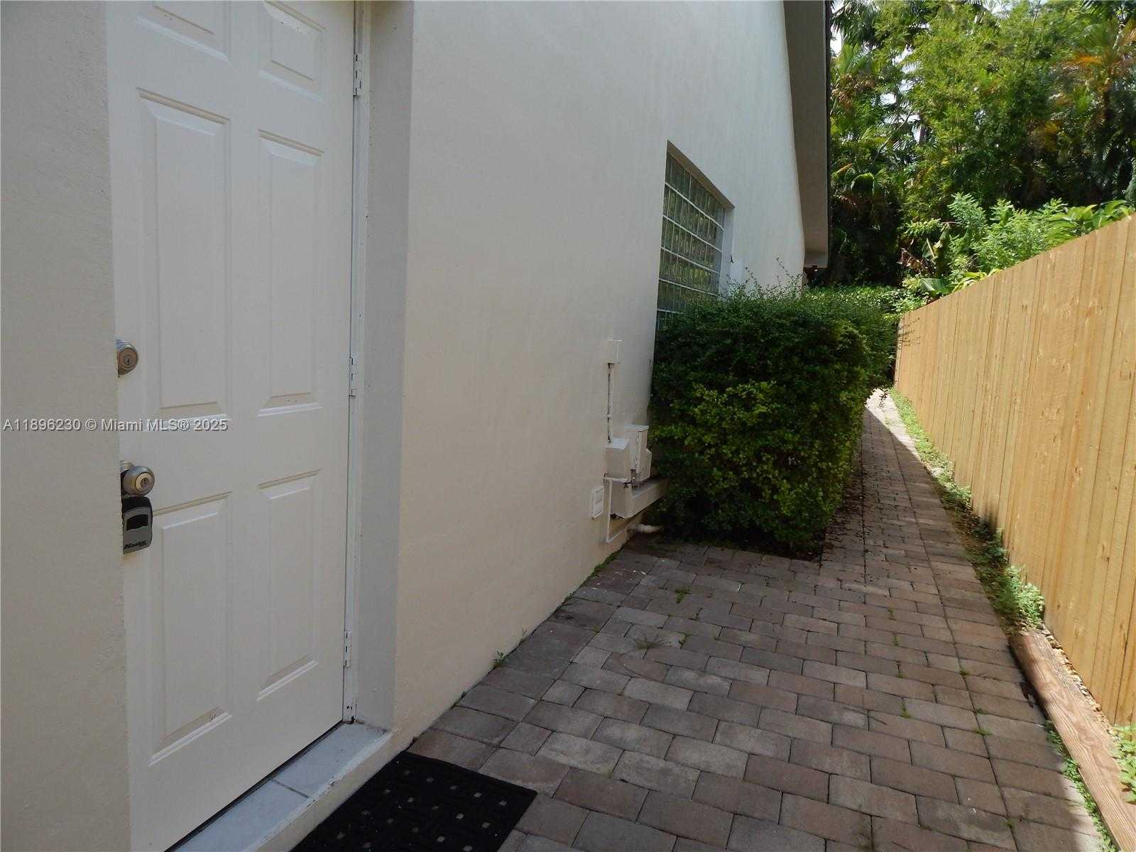 Small Image of 11530 SOUTH WEST 92ND ST, Miami Number 57