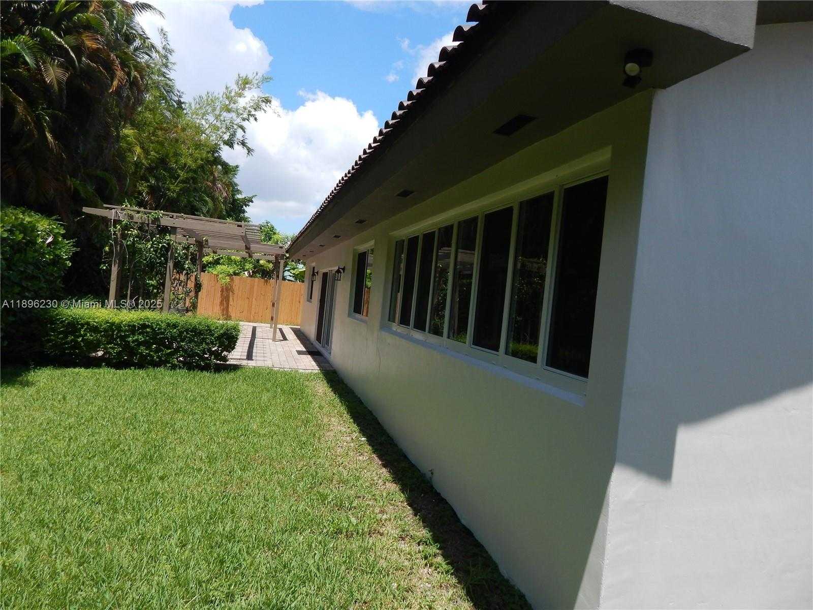 Small Image of 11530 SOUTH WEST 92ND ST, Miami Number 60