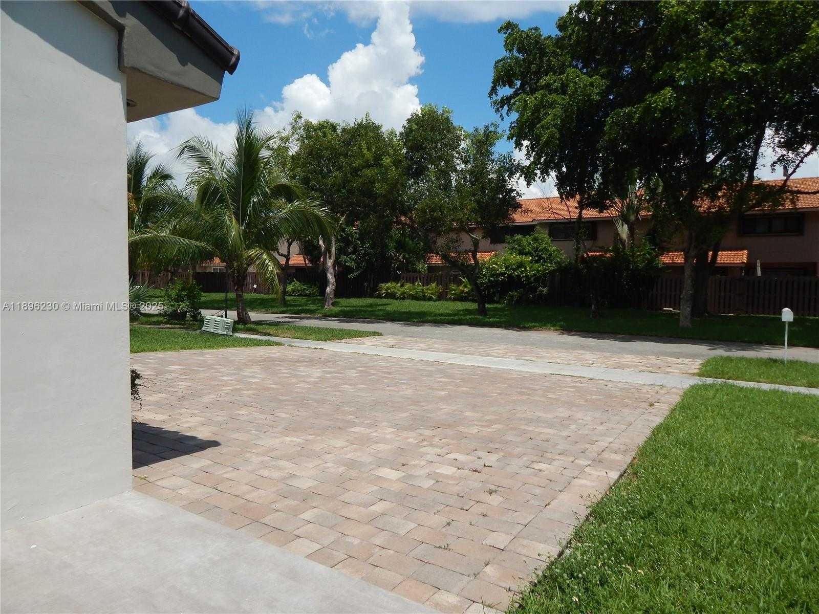 Small Image of 11530 SOUTH WEST 92ND ST, Miami Number 63
