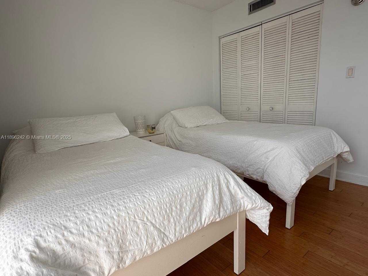 Small Image of 3200 COLLINS AVE #7-4, Miami Beach Number 15