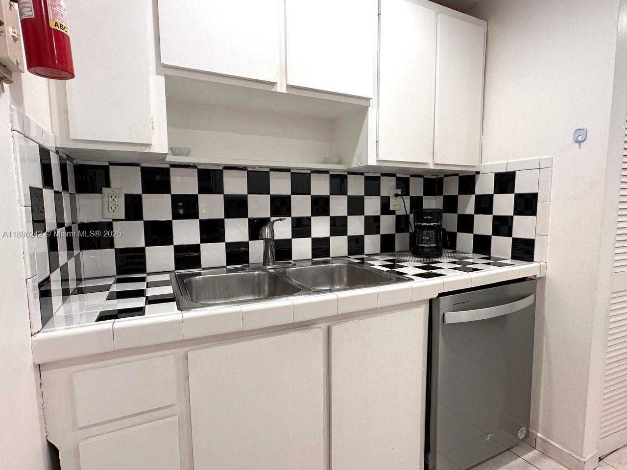 Small Image of 3200 COLLINS AVE #7-4, Miami Beach Number 18