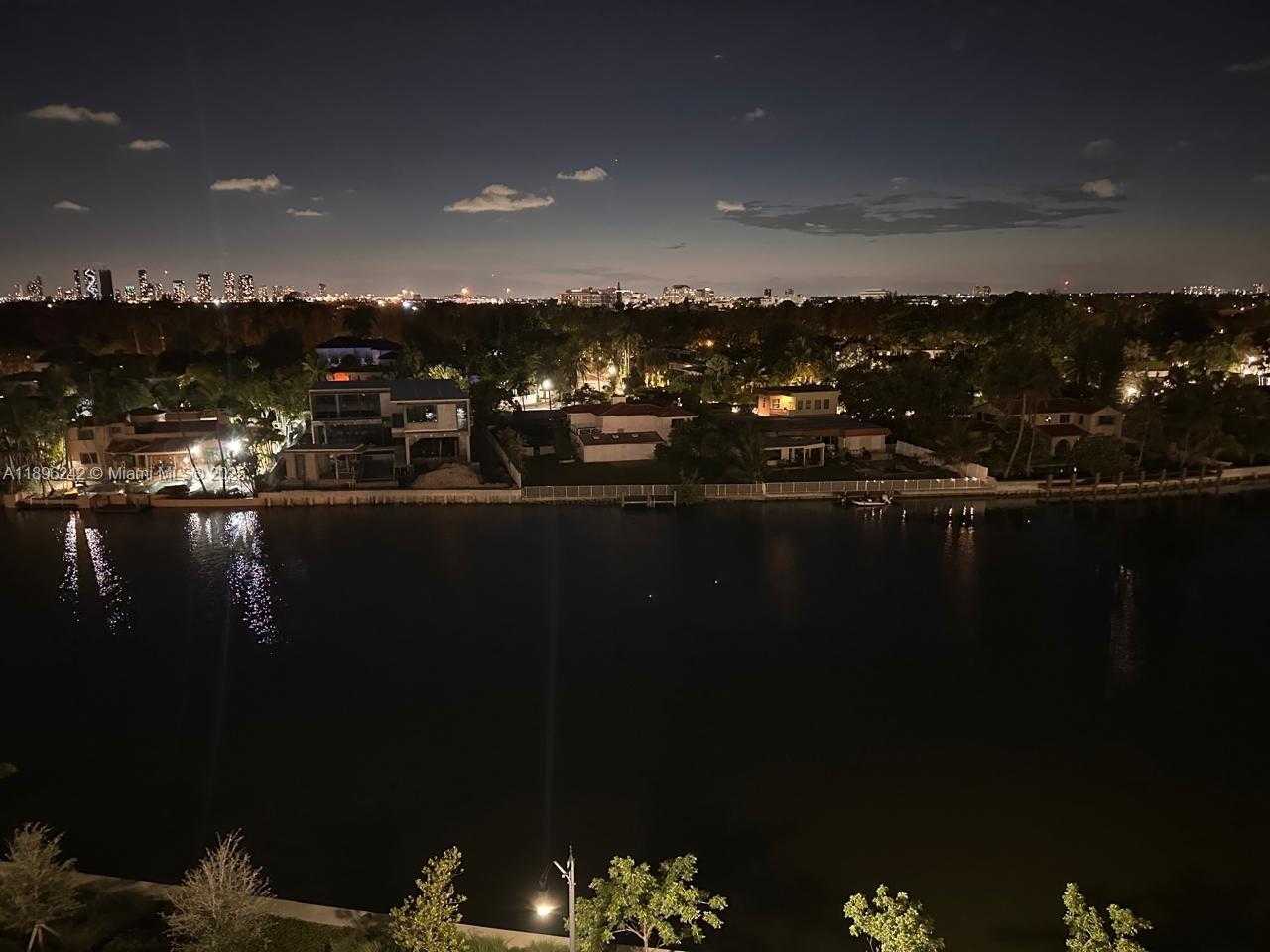 Small Image of 3200 COLLINS AVE #7-4, Miami Beach Number 23