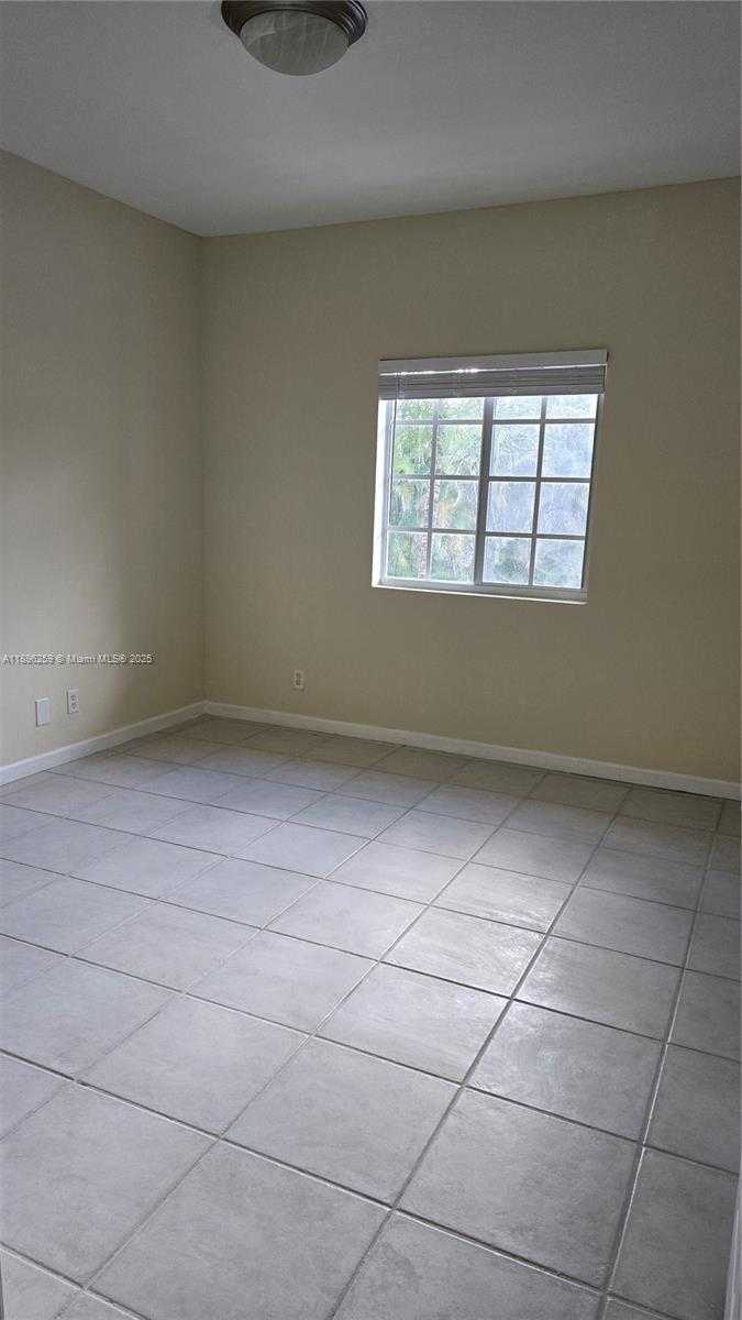 Small Image of Hollywood Number 5