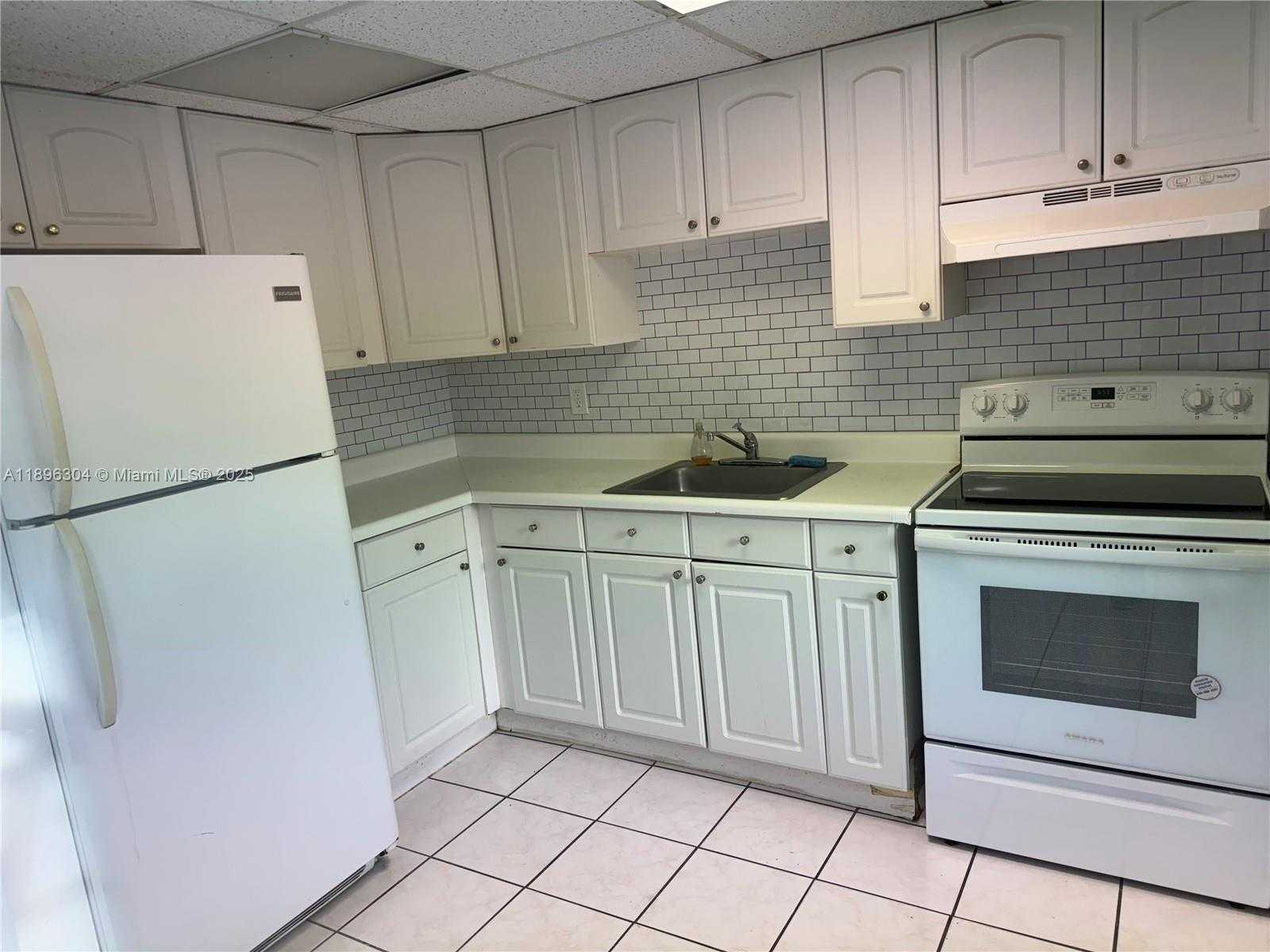 Small Image of 2008 PIERCE ST #3, Hollywood Number 4