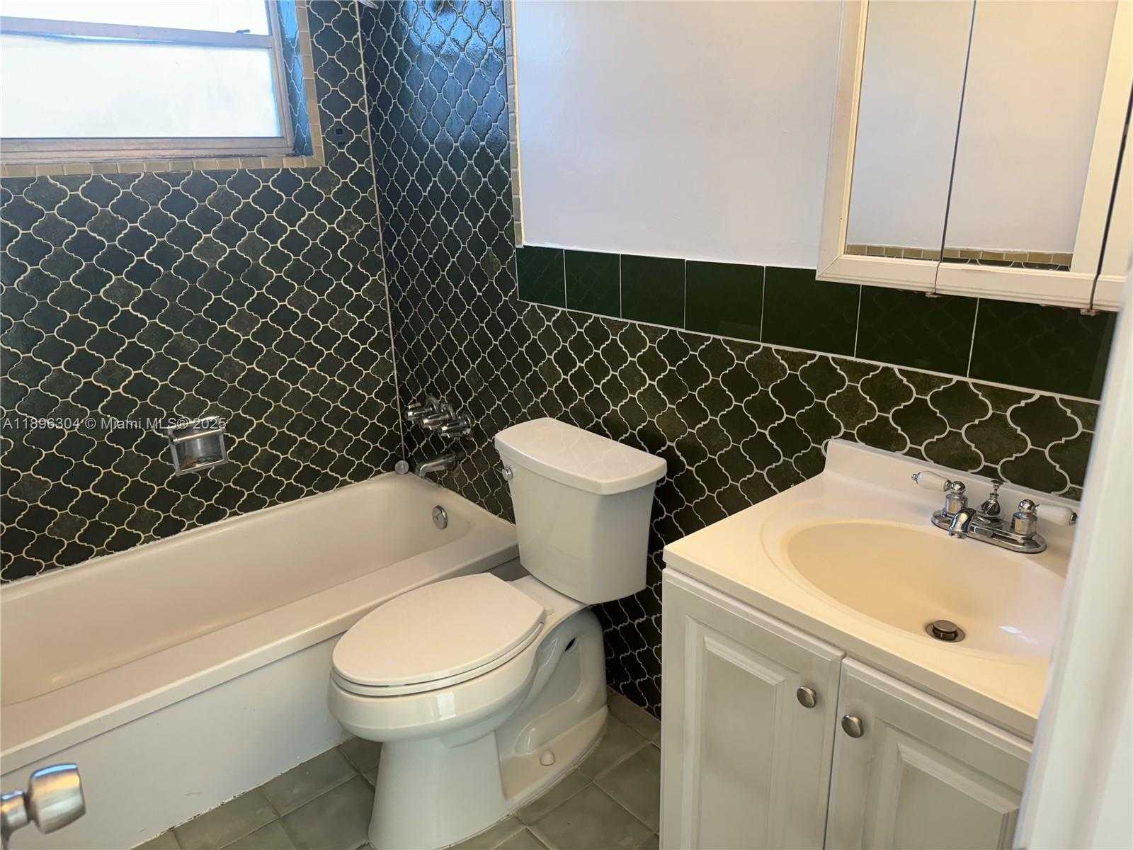 Small Image of 2008 PIERCE ST #3, Hollywood Number 8