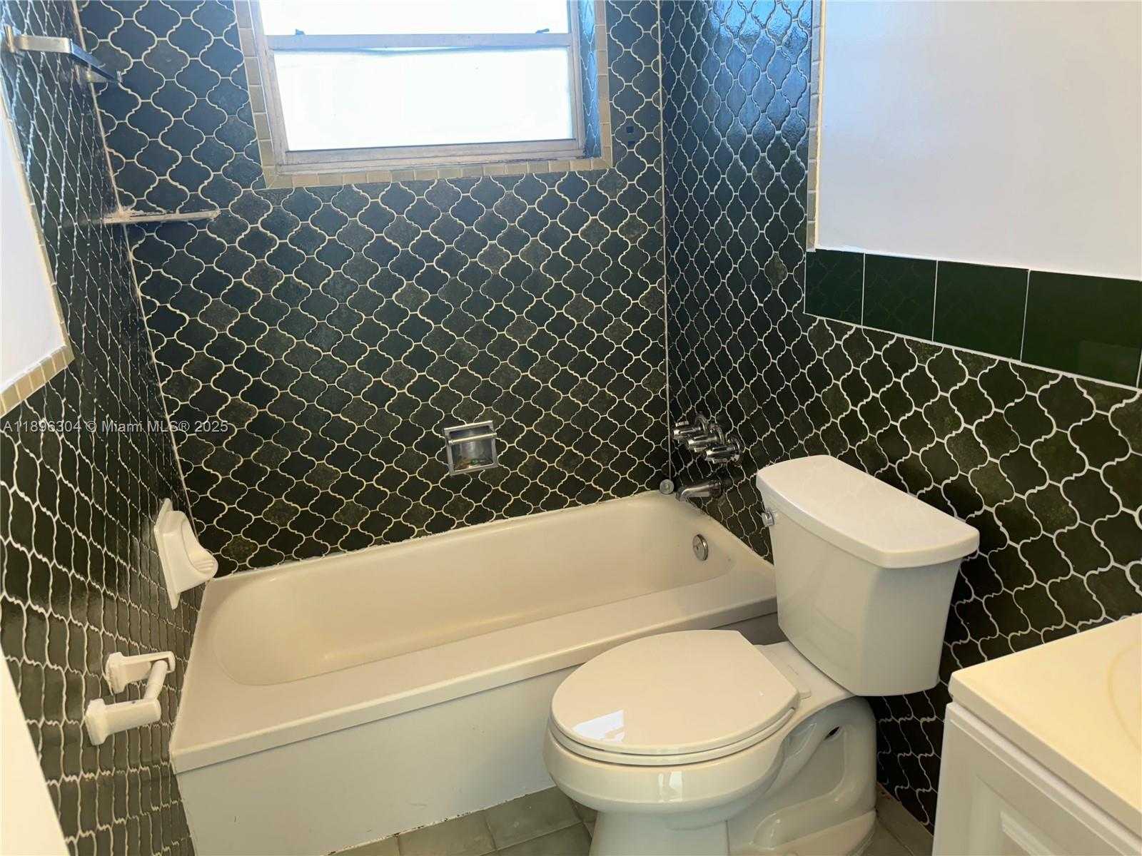 Small Image of 2008 PIERCE ST #3, Hollywood Number 9