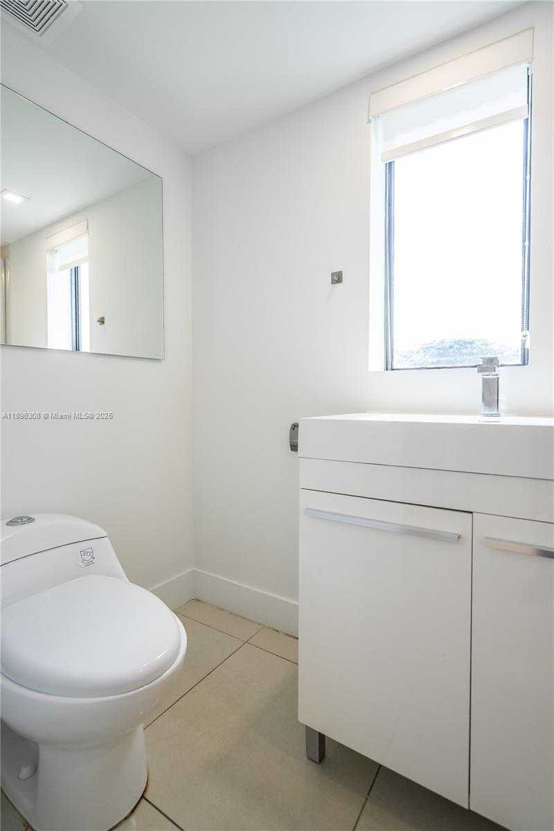 Small Image of 1971 BAY DR #102, Miami Beach Number 16