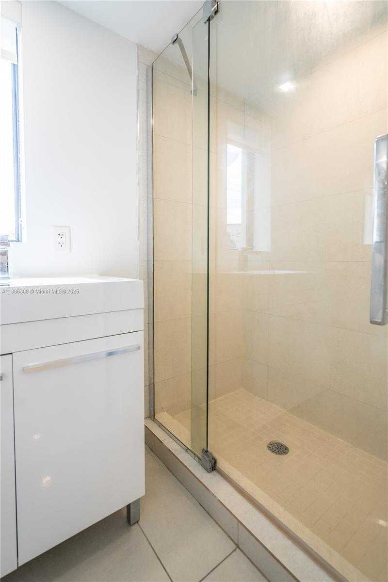 Small Image of 1971 BAY DR #102, Miami Beach Number 17
