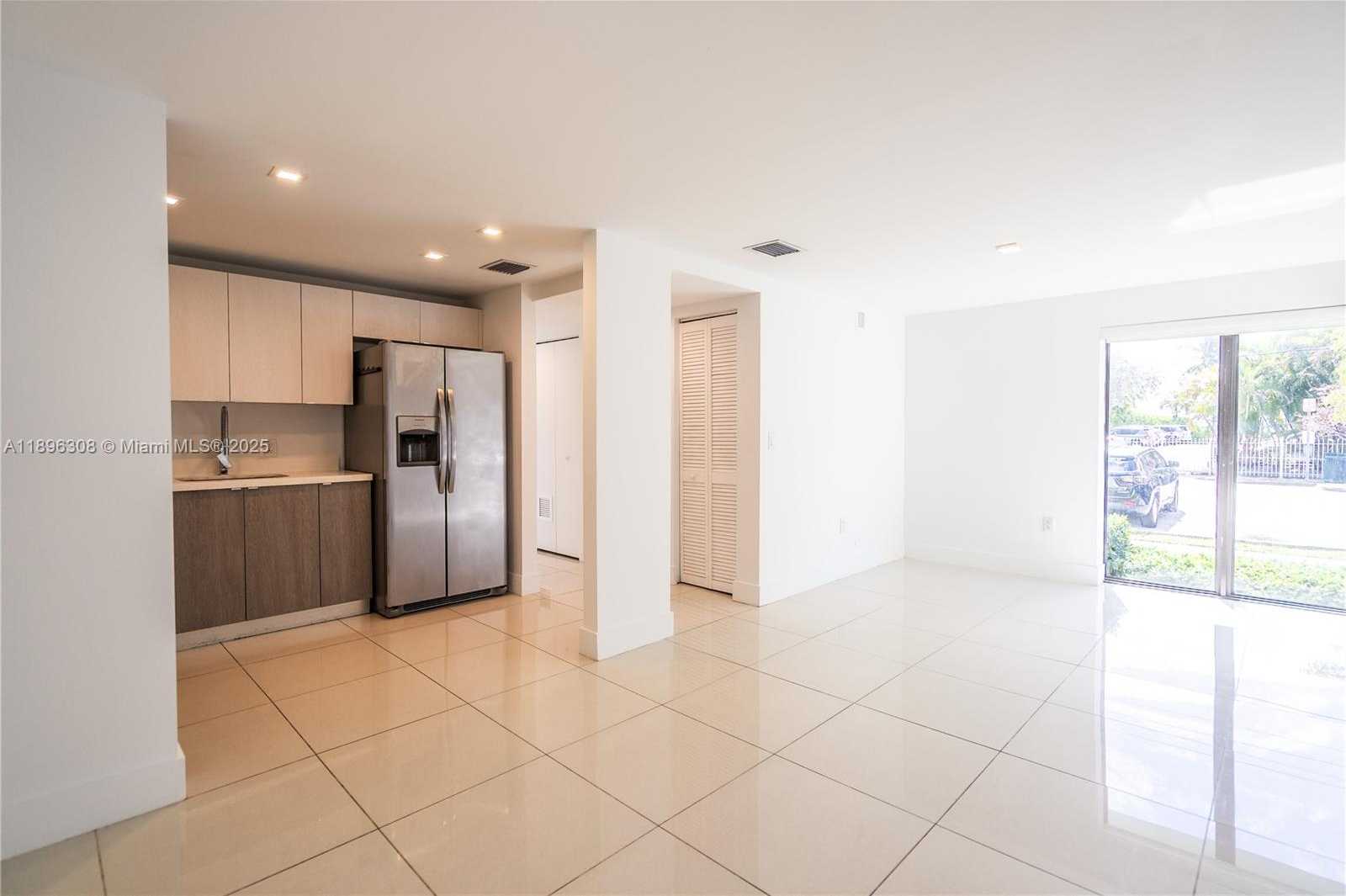 Small Image of 1971 BAY DR #102, Miami Beach Number 2