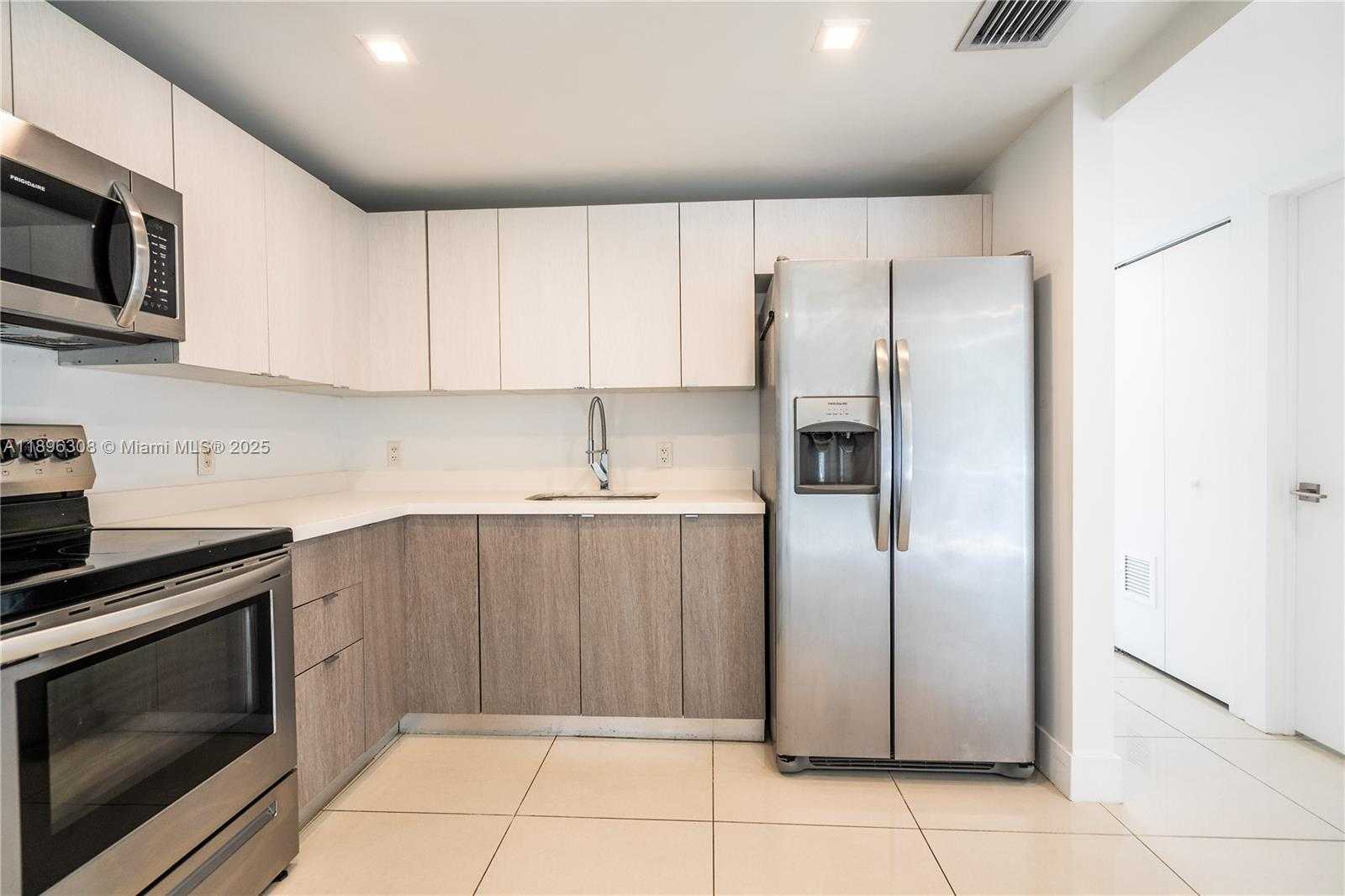 Small Image of 1971 BAY DR #102, Miami Beach Number 6