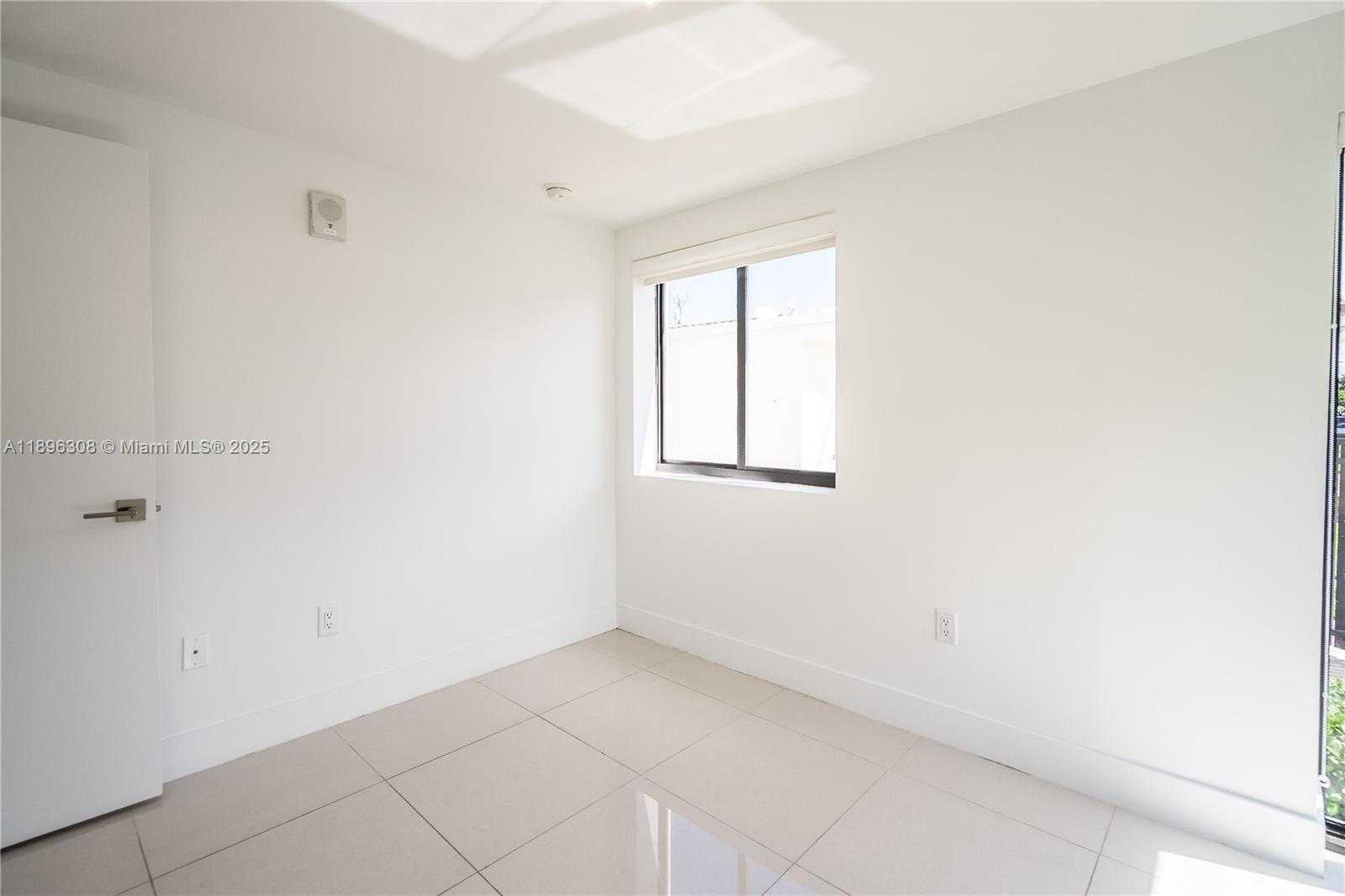 Small Image of 1971 BAY DR #102, Miami Beach Number 9