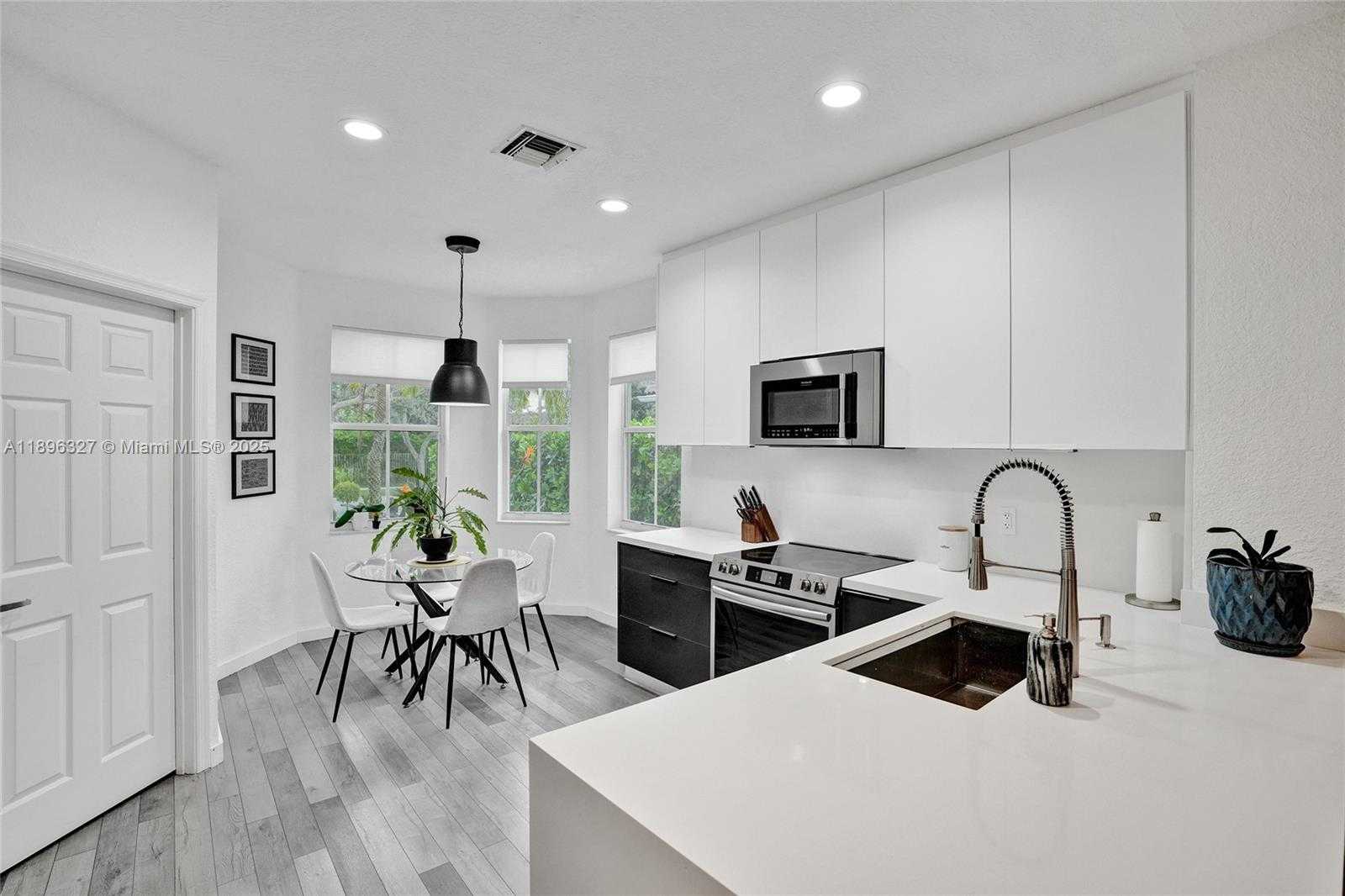 Small Image of 1725 WINTERBERRY LN #1725, Weston Number 10