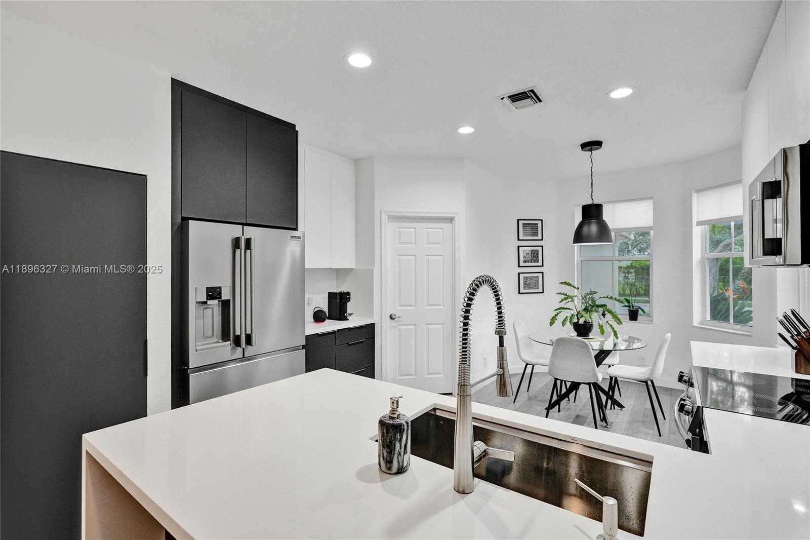 Small Image of 1725 WINTERBERRY LN #1725, Weston Number 11