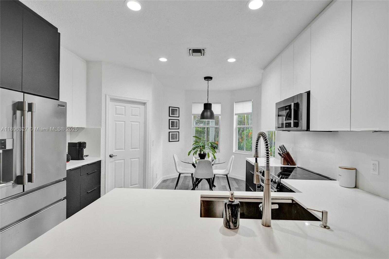 Small Image of 1725 WINTERBERRY LN #1725, Weston Number 12