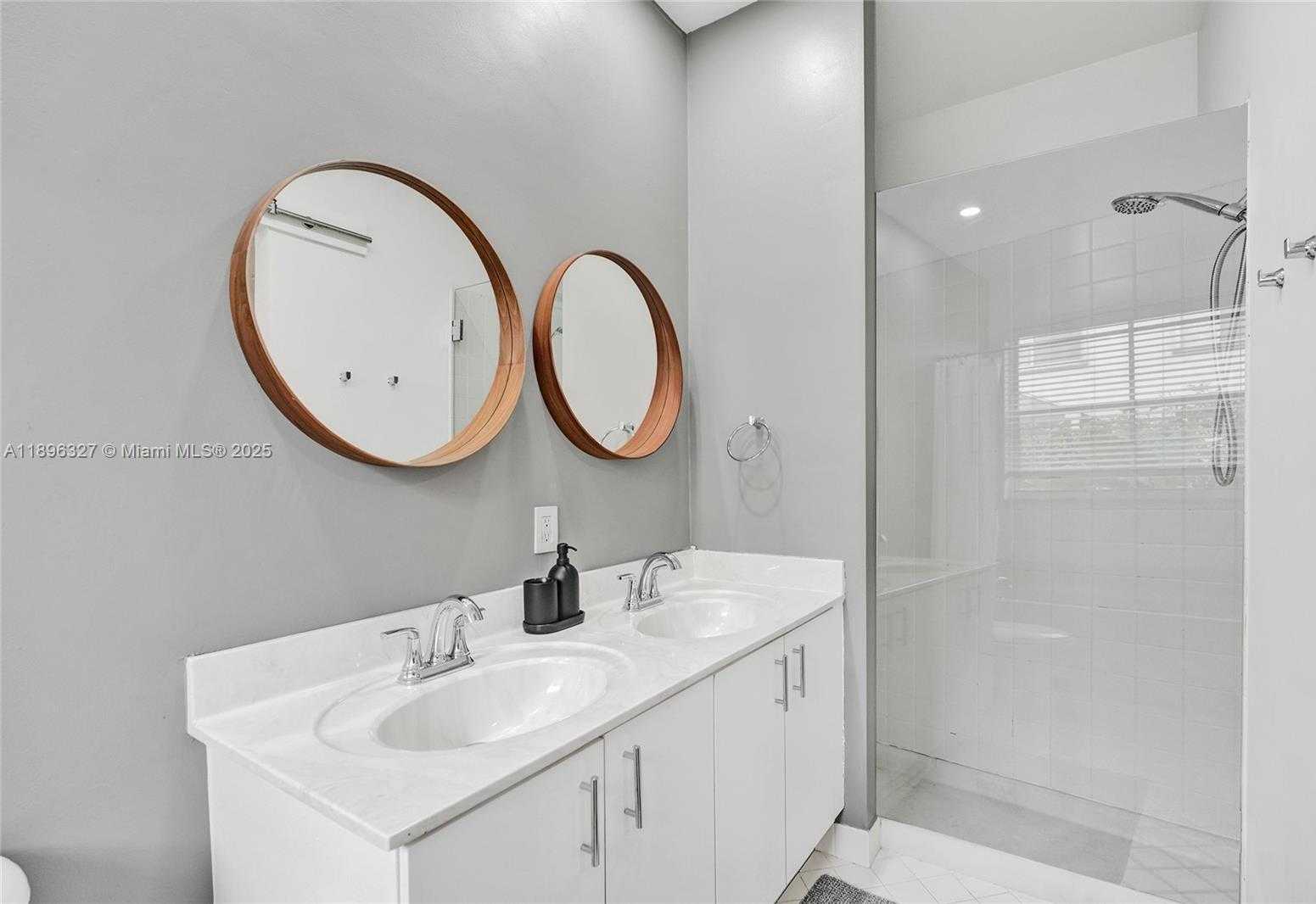 Small Image of 1725 WINTERBERRY LN #1725, Weston Number 38