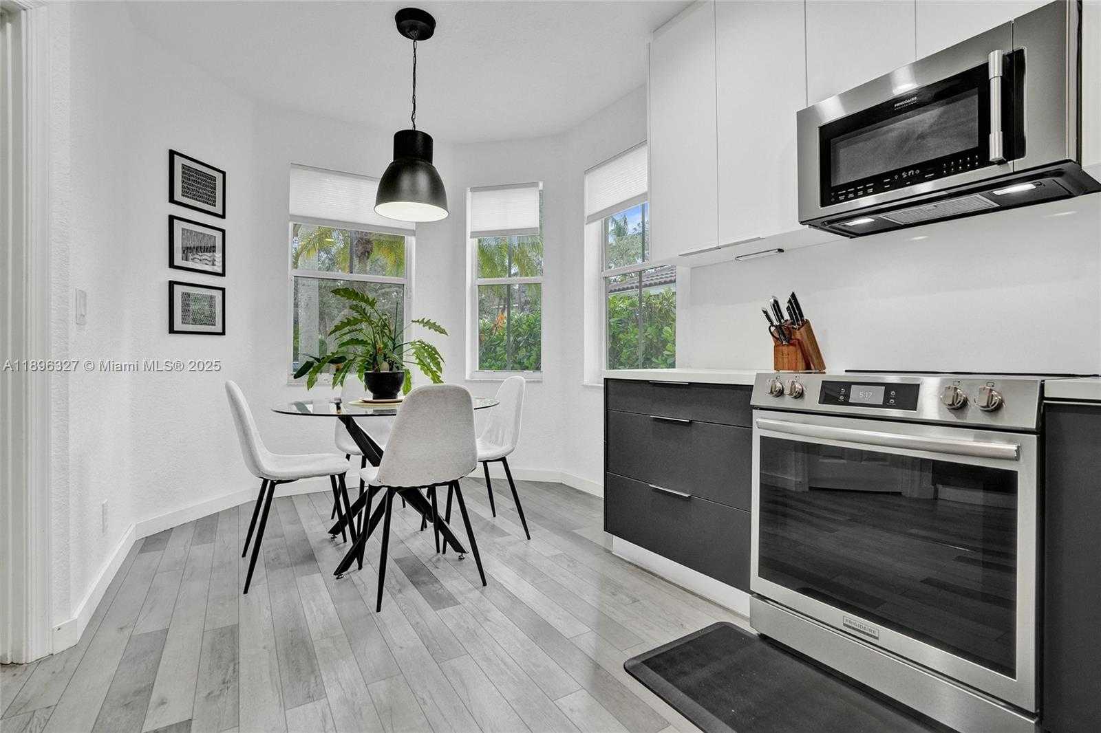 Small Image of 1725 WINTERBERRY LN #1725, Weston Number 7