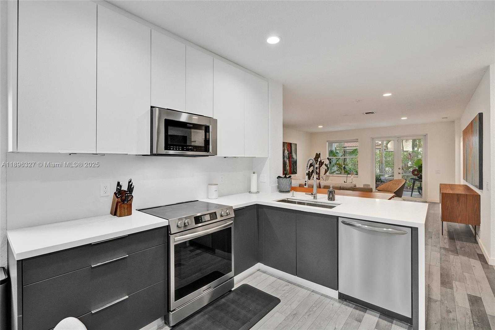 Small Image of 1725 WINTERBERRY LN #1725, Weston Number 8