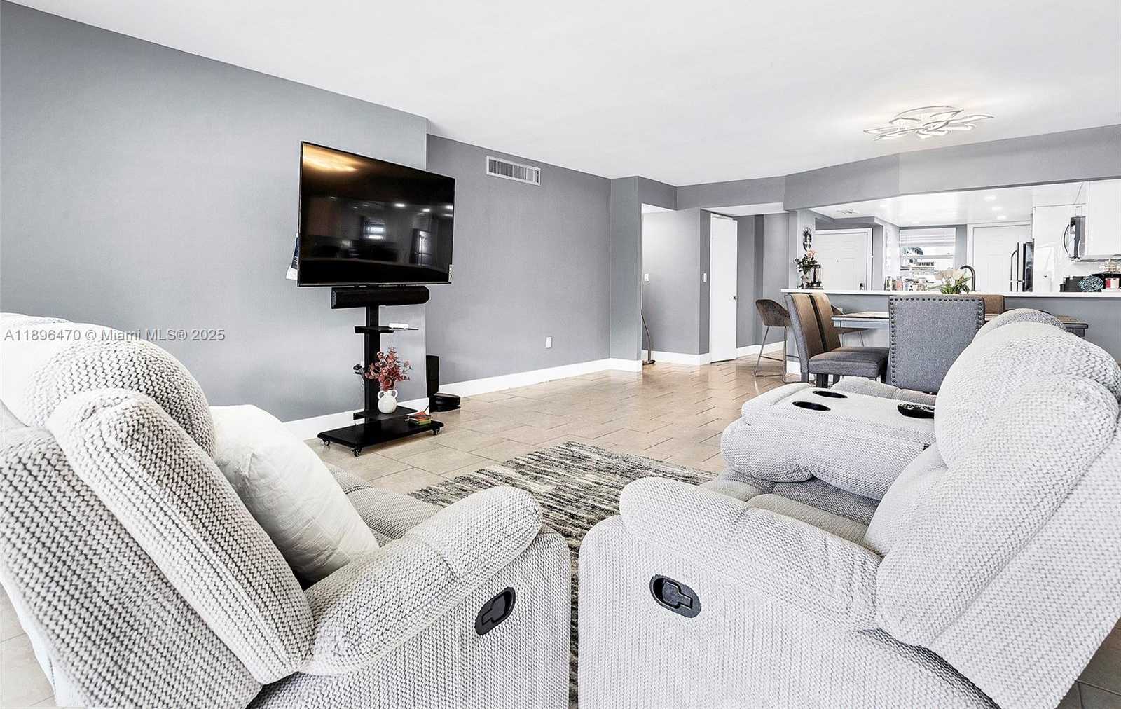 Small Image of 1750 NE 191st St, Miami, FL 33179, USA Number 10