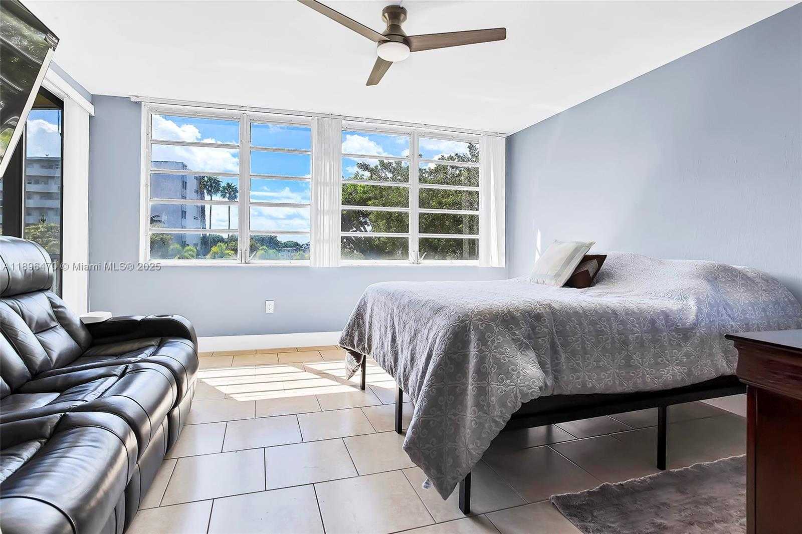 Small Image of 1750 NE 191st St, Miami, FL 33179, USA Number 13