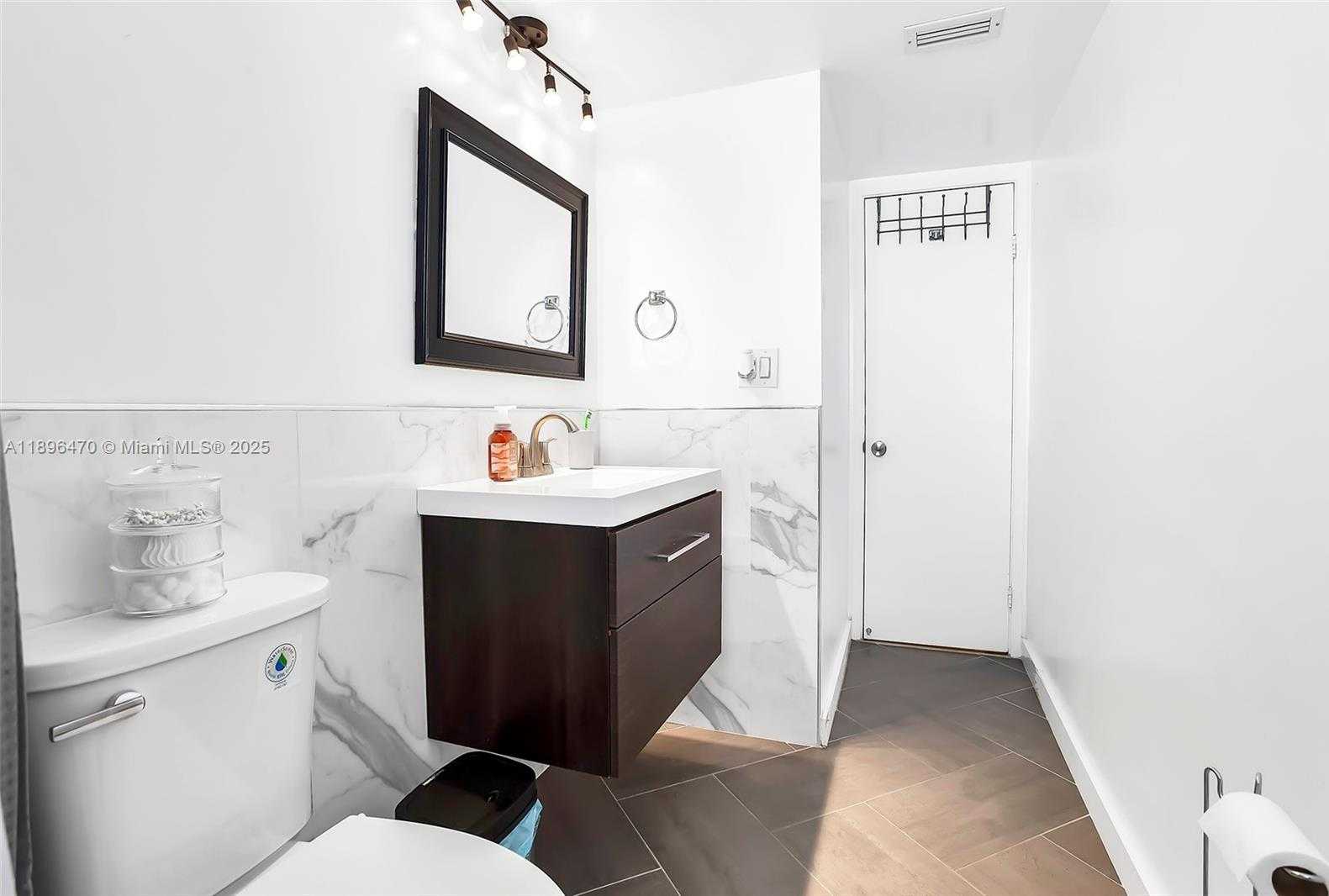 Small Image of 1750 NE 191st St, Miami, FL 33179, USA Number 14