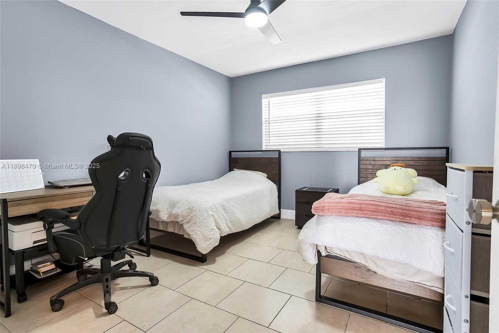 Small Image of 1750 NE 191st St, Miami, FL 33179, USA Number 17