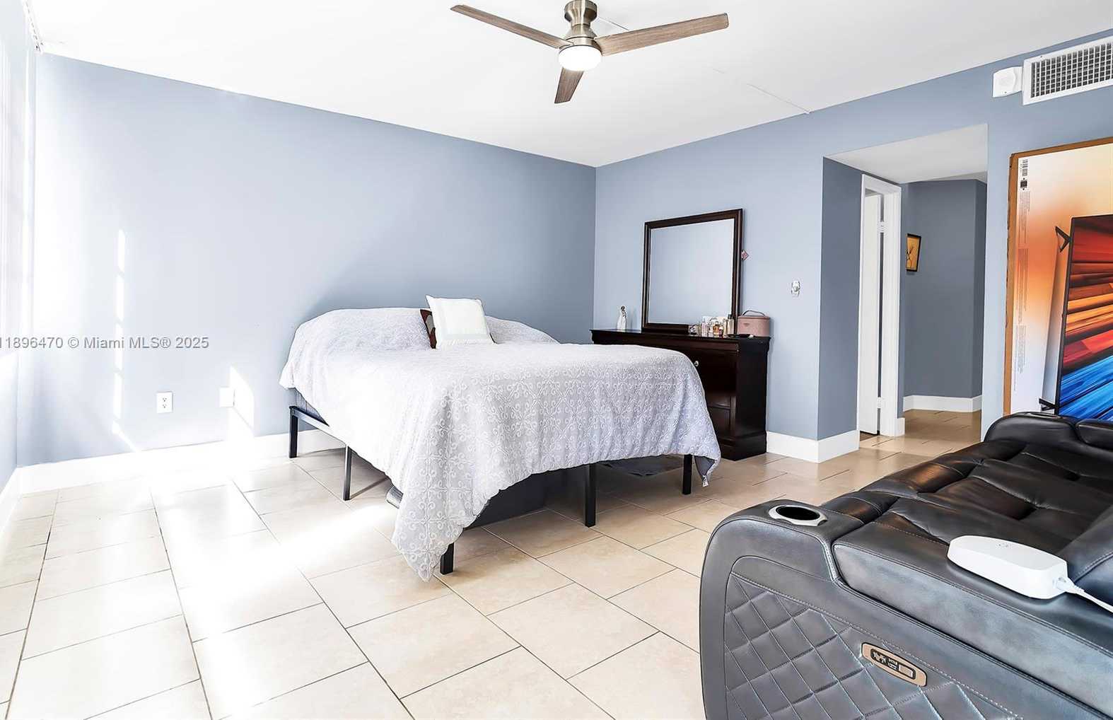 Small Image of 1750 NE 191st St, Miami, FL 33179, USA Number 18