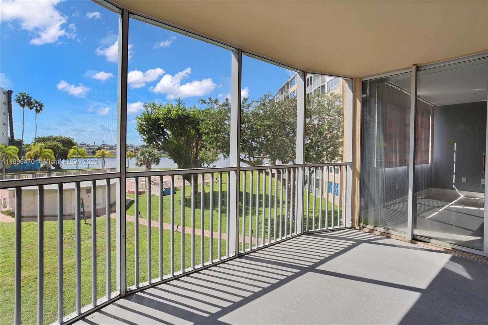 Small Image of 1750 NE 191st St, Miami, FL 33179, USA Number 19