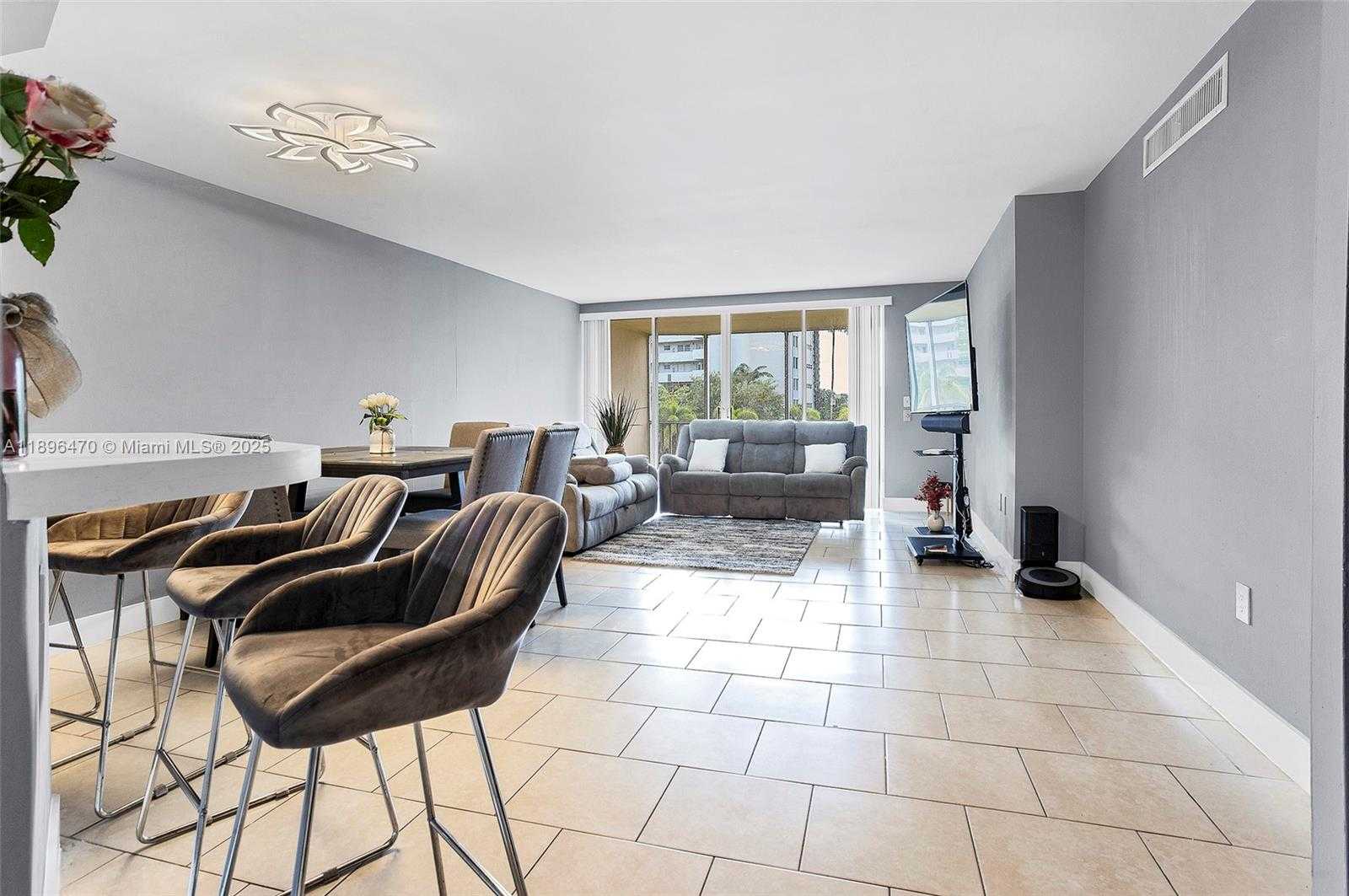 Small Image of 1750 NE 191st St, Miami, FL 33179, USA Number 2