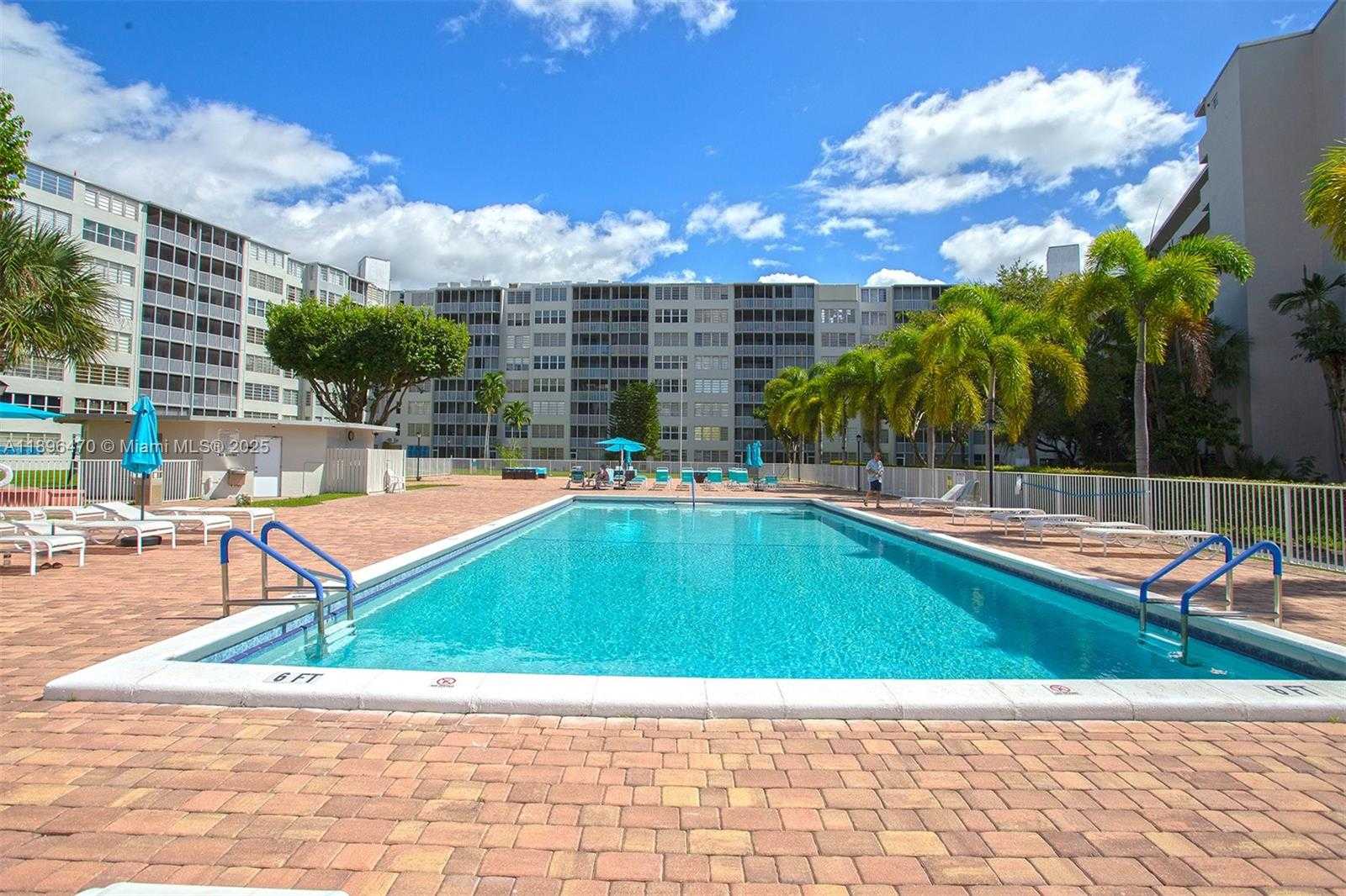 Small Image of 1750 NE 191st St, Miami, FL 33179, USA Number 25