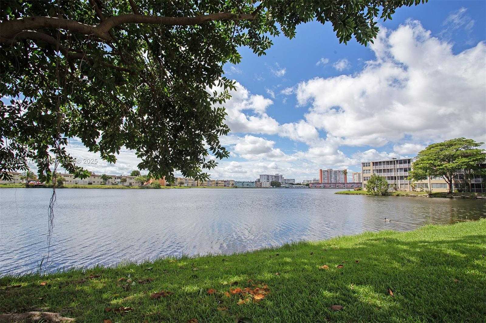 Small Image of 1750 NE 191st St, Miami, FL 33179, USA Number 27