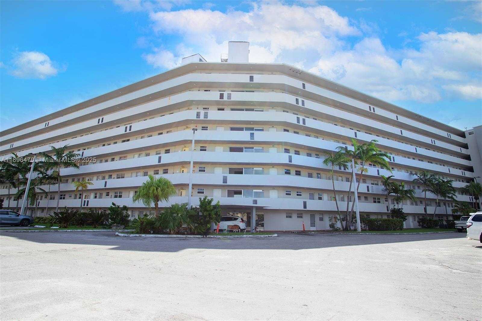 Small Image of 1750 NE 191st St, Miami, FL 33179, USA Number 28