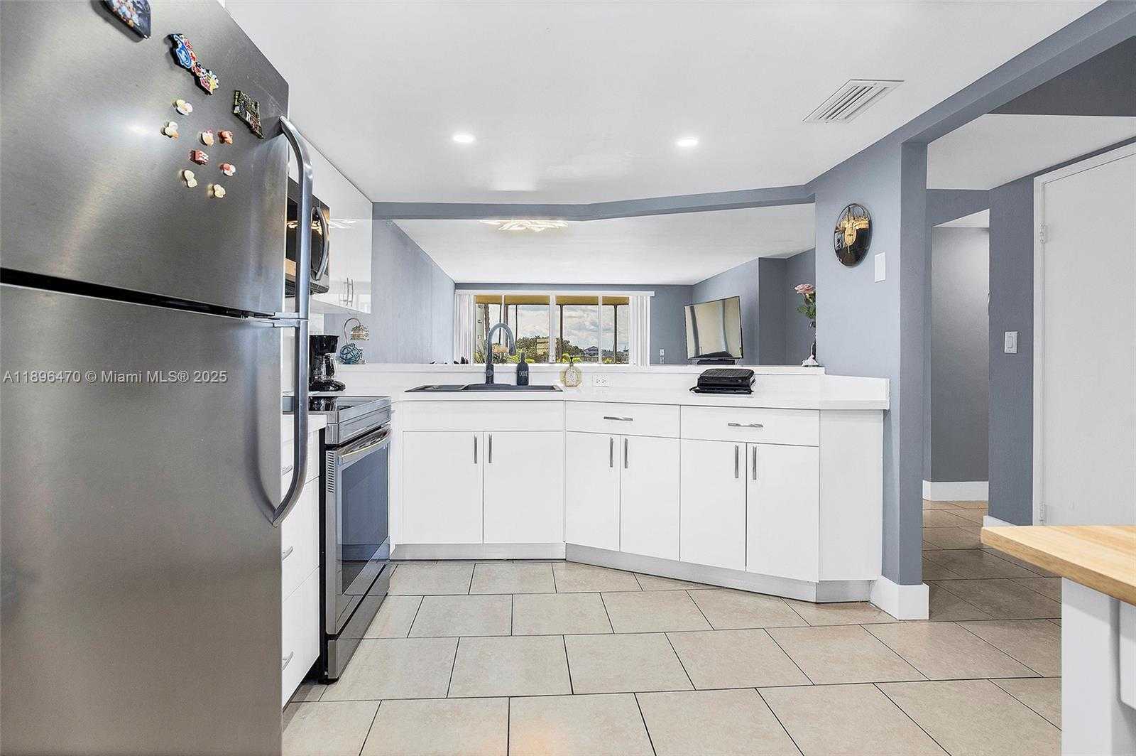 Small Image of 1750 NE 191st St, Miami, FL 33179, USA Number 6