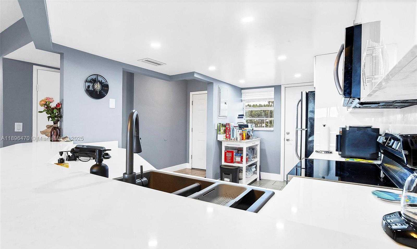 Small Image of 1750 NE 191st St, Miami, FL 33179, USA Number 7