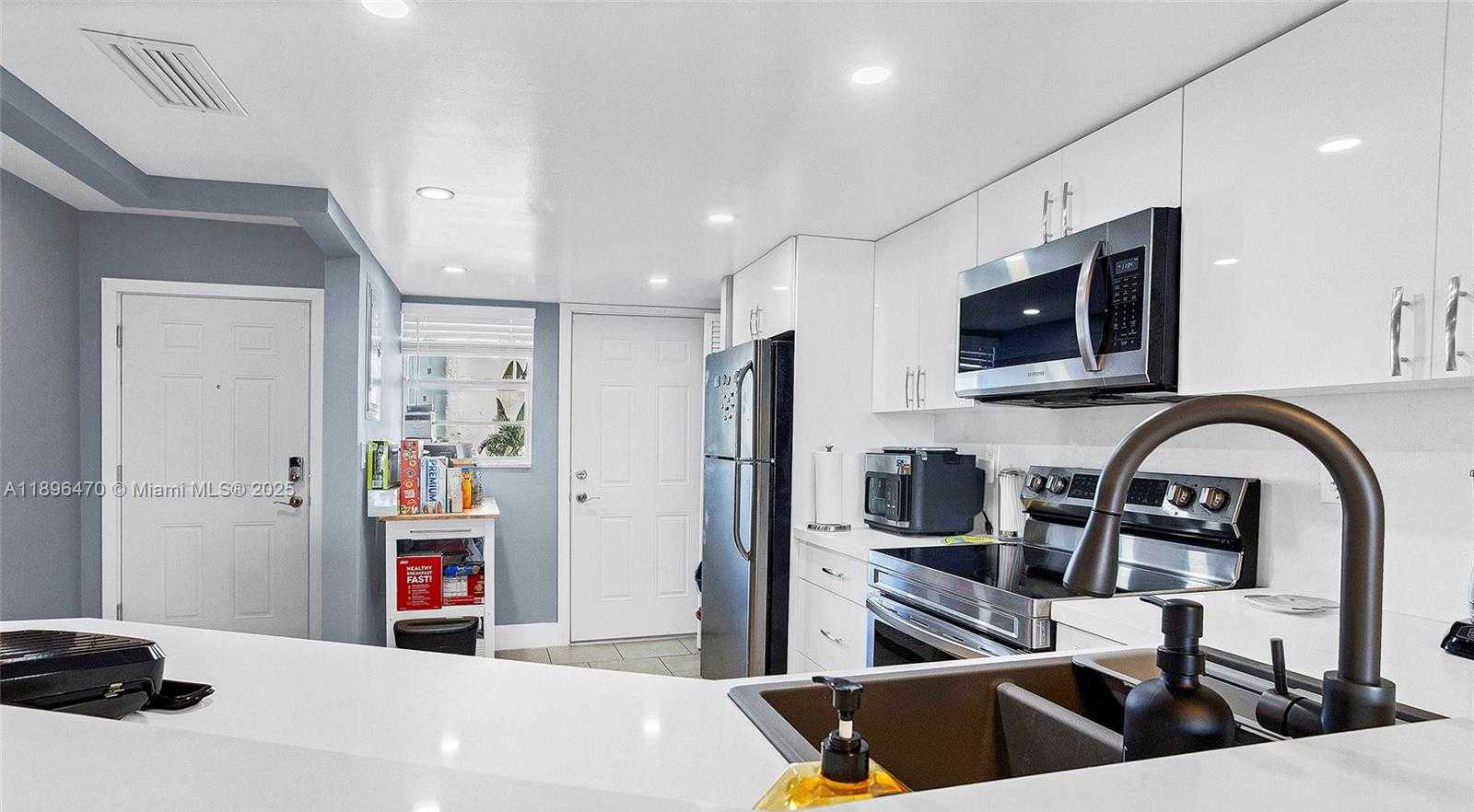 Small Image of 1750 NE 191st St, Miami, FL 33179, USA Number 8