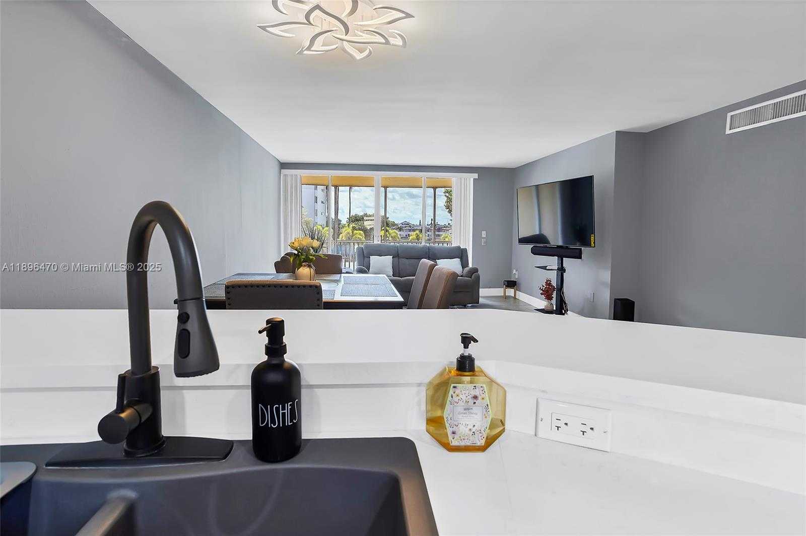 Small Image of 1750 NE 191st St, Miami, FL 33179, USA Number 9