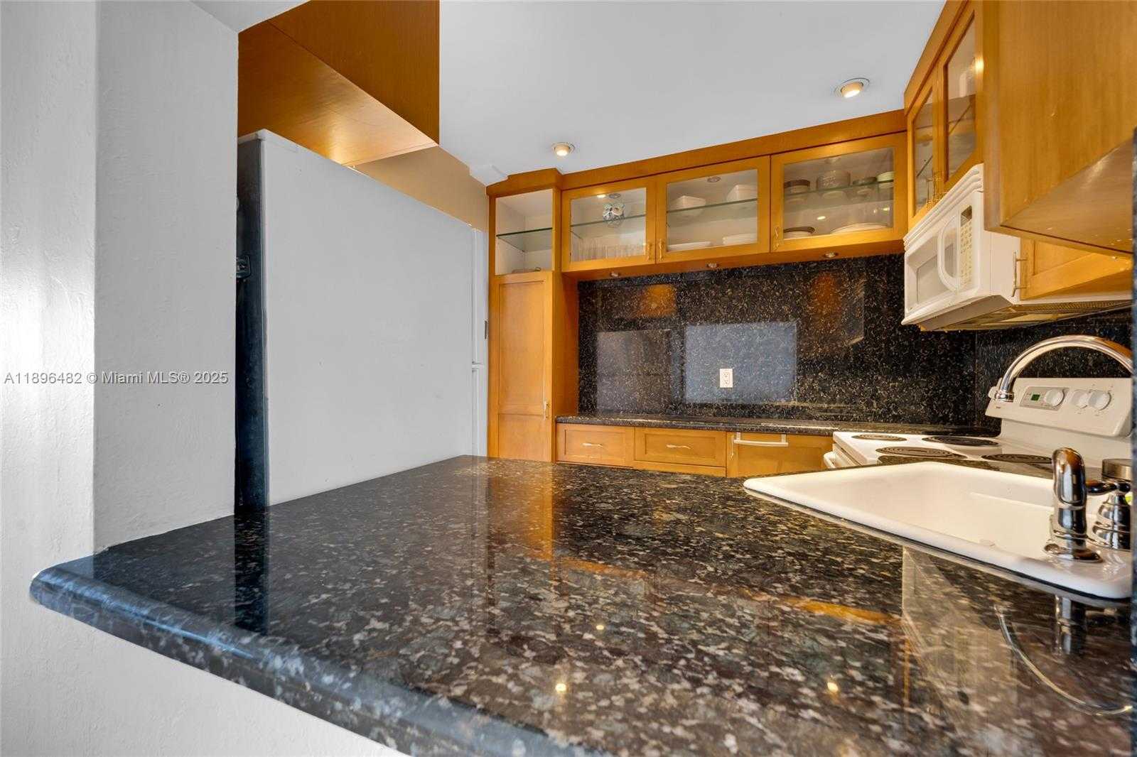 Small Image of 6545 INDIAN CREEK DR #504, Miami Beach Number 12