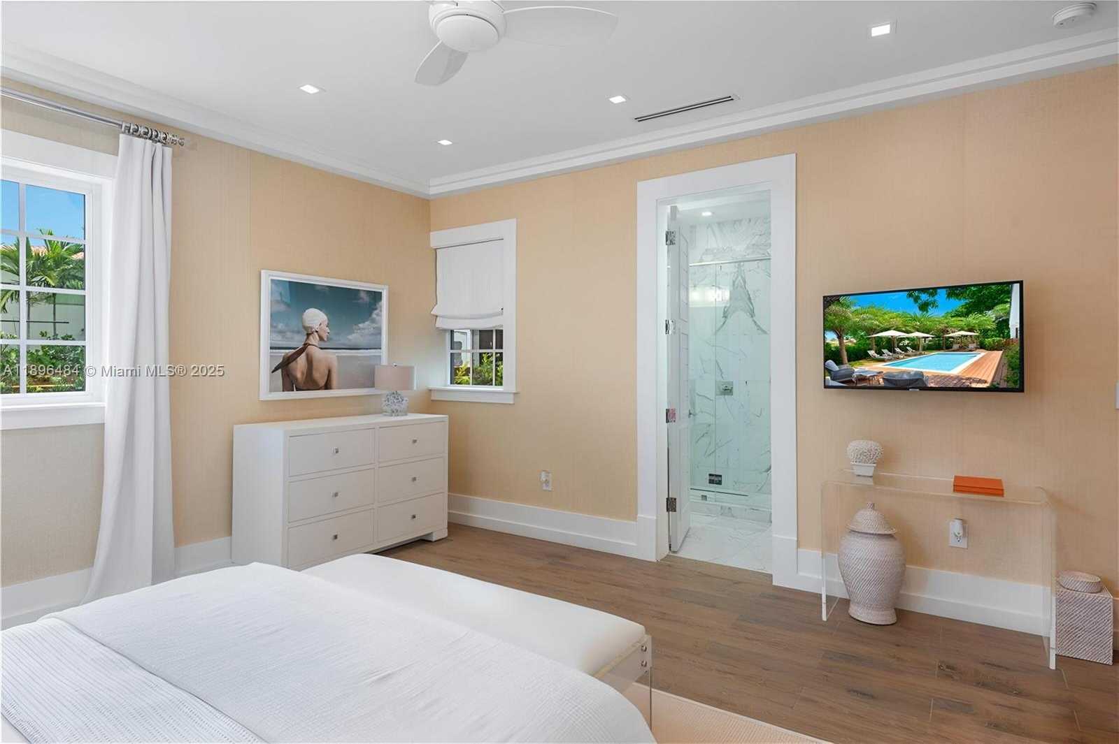 Small Image of 2575 PINE TREE DR, Miami Beach Number 14
