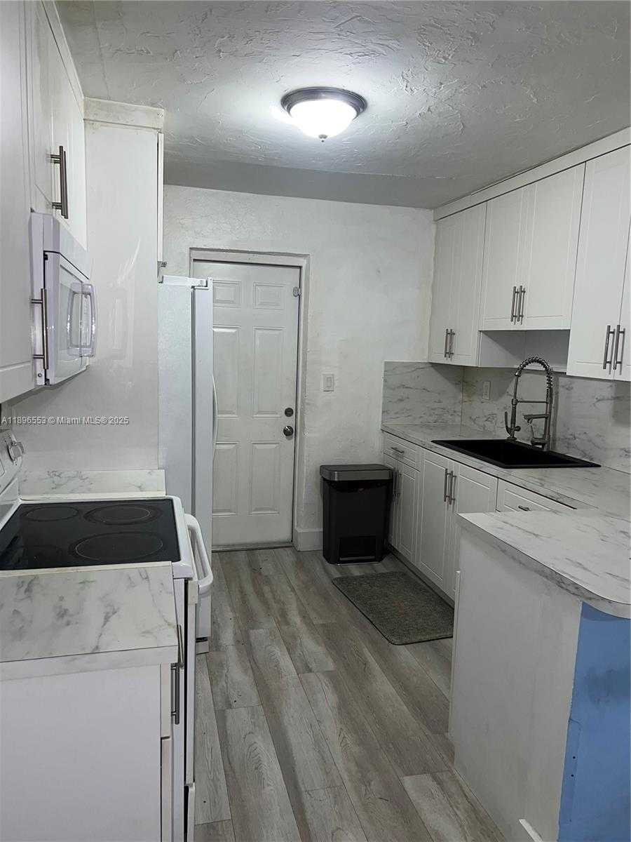 Small Image of 10133 WEST JESSAMINE ST, Miami Number 3