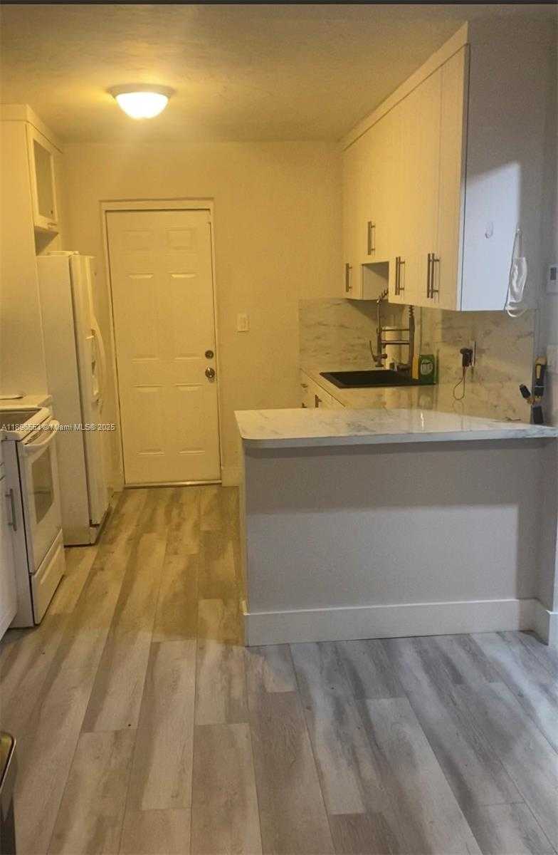 Small Image of 10133 WEST JESSAMINE ST, Miami Number 7
