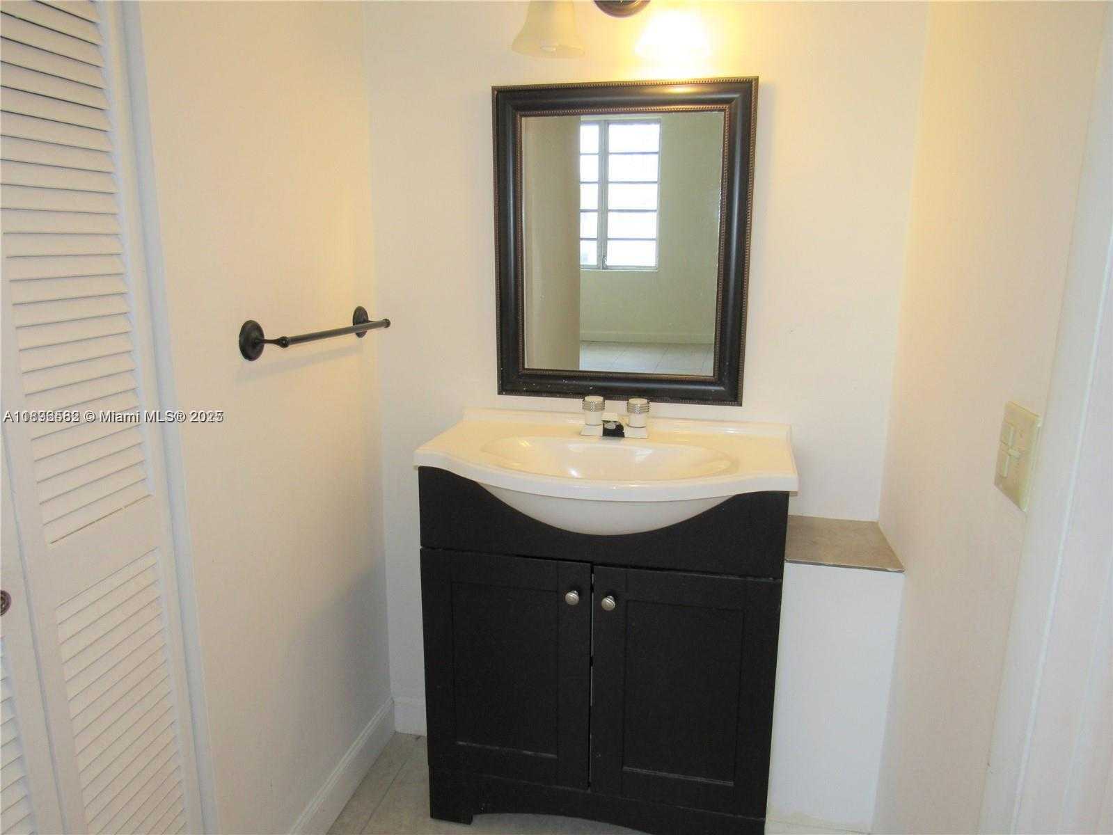Small Image of 250 180TH DR #504, Sunny Isles Beach Number 9